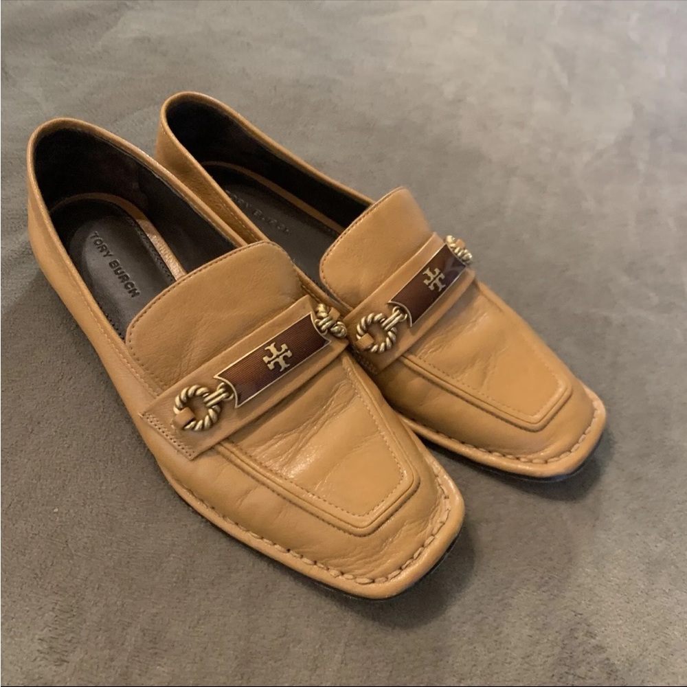 Tory Burch Perrine Loafer Pump with Logo Vamp Bit  6M Tan Square Toe Leather